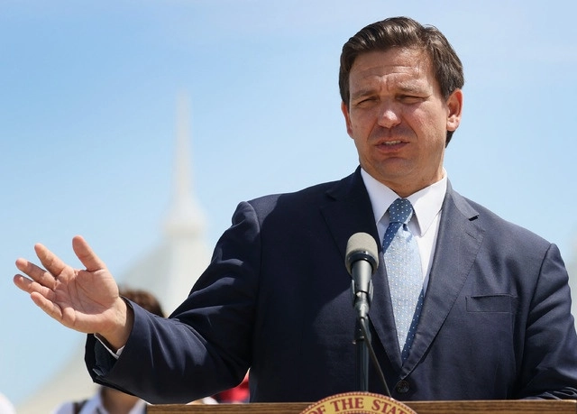 Ron DeSantis, gobernador de Florida promovió la medida que busca imponer castigos más severos para los manifestantes violentos. Foto Afp