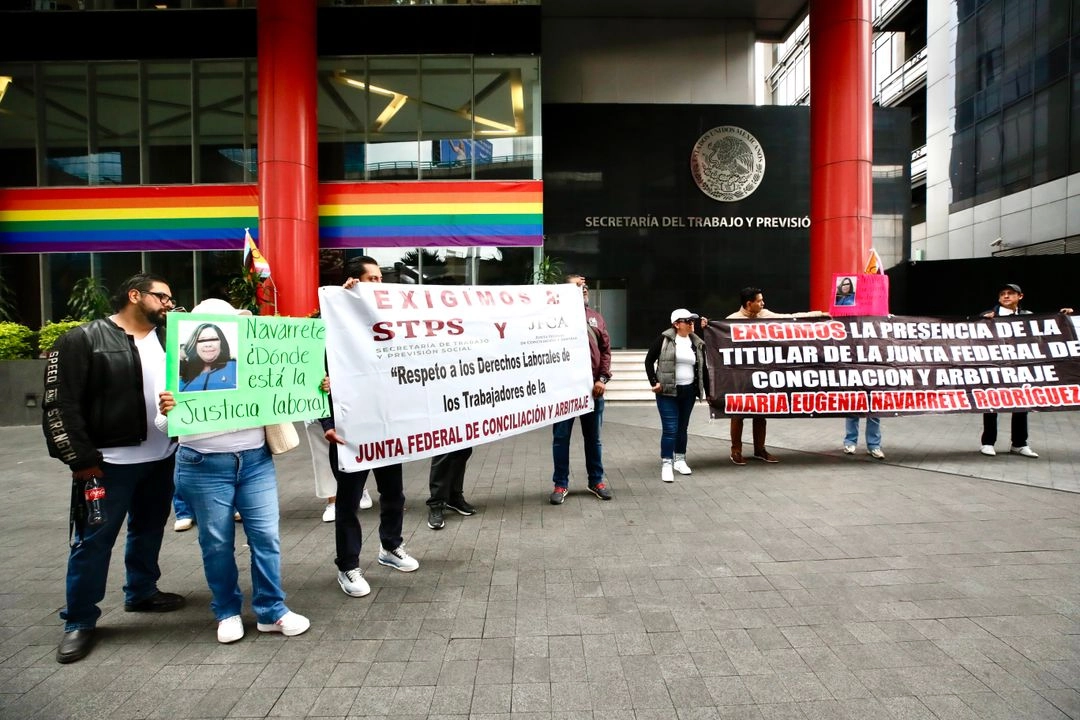 Manifestación de trabajadores, activos y despedidos, de la JFCA frente a las instalaciones de la Secretaría del Trabajo, ayer 18 de junio de 2025. 