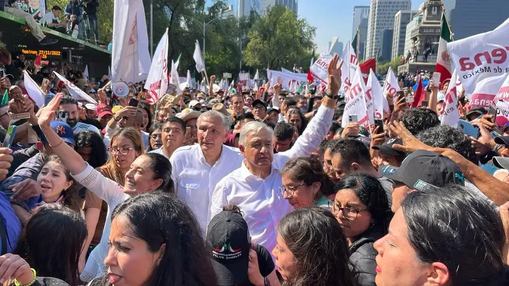 El presidente de la República Mexicana, Andrés Manuel López Obrador, en Paseo de la Reforma, a la altura del Monumento a Cuitláhuac, durante su participación en la marcha rumbo al Zócalo de la Ciudad de México, el 27 de noviembre de 2022. Foto José Carlo González