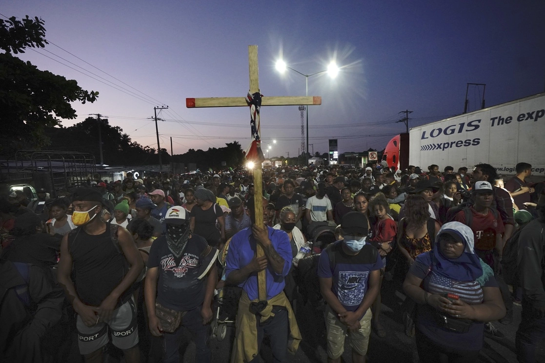 Migrantes, en su mayoría centroamericanos, avanzan hacia Huixtla, Chiapas, en caravana, el 25 de octubre de 2021. Foto Ap