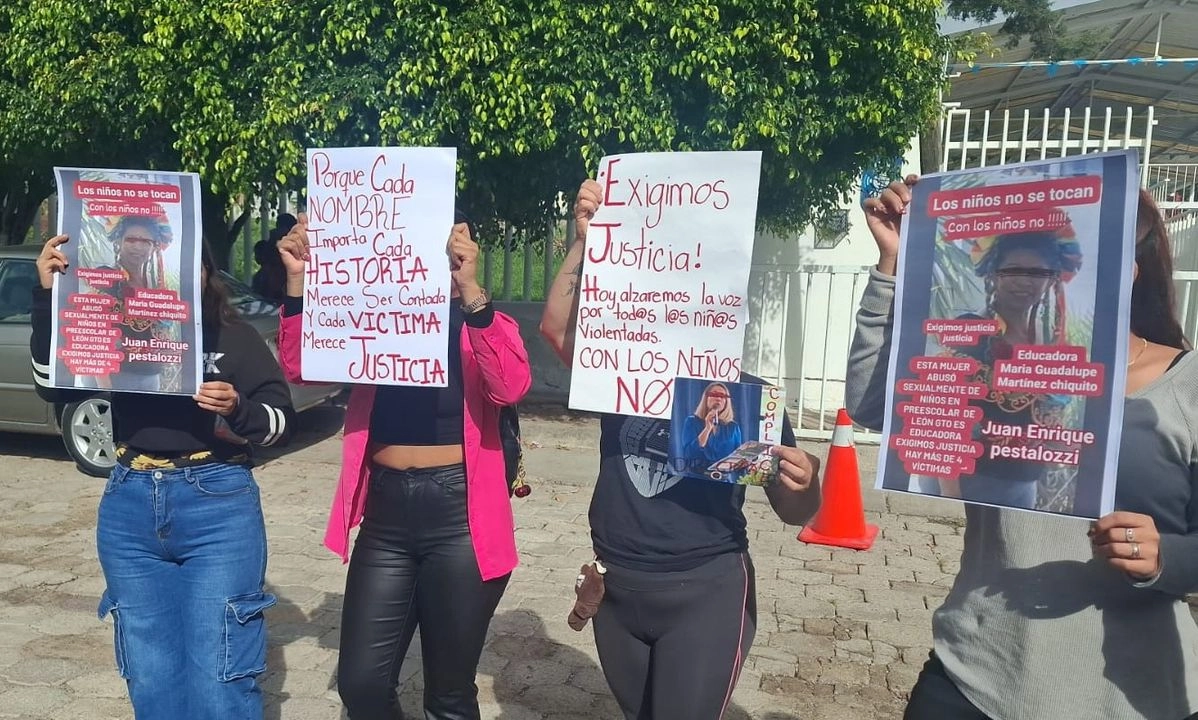 Padres de familia se manifestaron afuera del kínder Juan Enrique Pestalozzi en León, Guanajuato, para exigir justicia por los presuntos abusos de violencia física, psicológica y sexual en agravio de ocho infantes. Foto 
