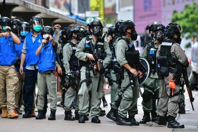 La policía de Hong Kong durante una protesta contra la nueva ley de seguridad, en imagen del 24 de mayo pasado. Foto Afp 