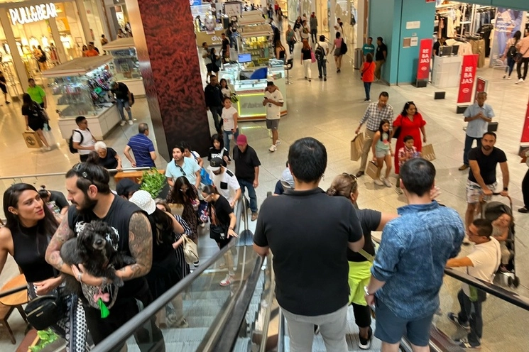 Ciudadanos acuden a Plaza Delta, ubicada en la alcaldía Benito Juárez, a realizar compras, el 17 de junio de 2023. Foto María Luisa Severiano