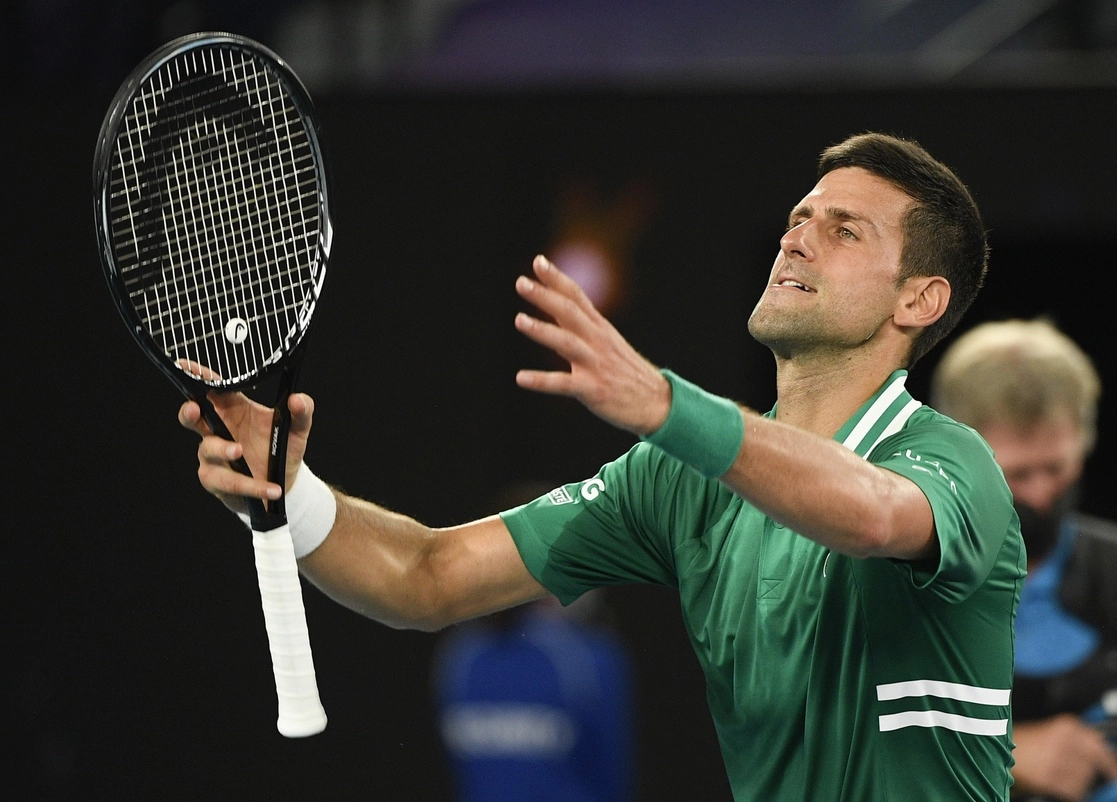 El serbio Novak Djokovic celebra su triunfo sobre el alemán Alexander Zverev, para obtener su pase a la semifinal del Abierto de Australia, el 16 de febrero de 2021. Foto Ap