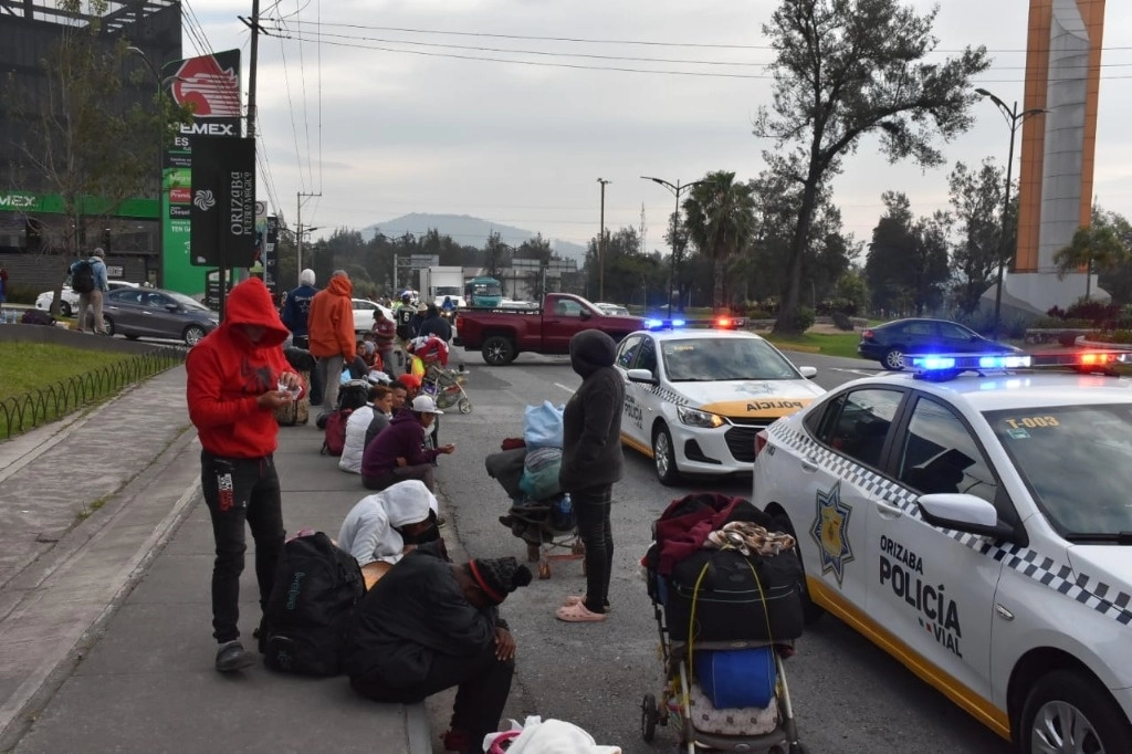 La caravana migrante es custodiada por oficiales de la Policía Estatal, Fuerza Civil, así como personal del Instituto Nacional de Migración, Protección Civil Municipal y Estatal, además de médicos y enfermeras de Orizaba. Foto Eirinet Gómez 