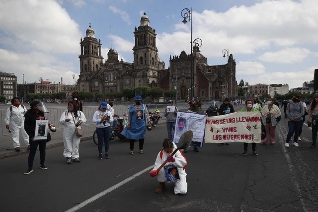 Familiares de desaparecidos informaron que el plantón en el Zócalo continuará. Foto Alfredo DomíngueZ