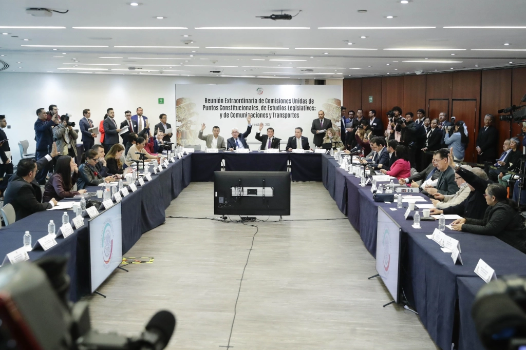 Sesión de Comisiones unidas de Puntos Constitucionales, Estudios Legislativos y de Comunicaciones y Transportes. Foto Senado de la República
