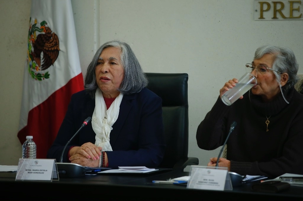 La consejera jurídica de la Presidencia, María Estela Ríos (izquierda), aseguró que su cargo no se equipara con una secretaría de Estado, por lo que puede aspirar a un lugar en la SCJN. Foto María Luisa Severiano