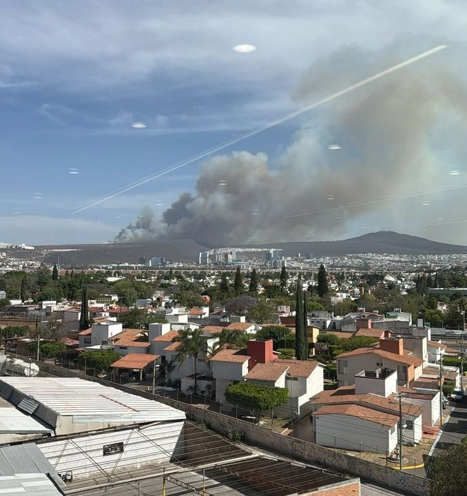 Un fuerte incendio en la zona cerril del poblado de San Isidro Miranda, en el municipio de El Marqués, Querétaro, permanece sin control. Foto 
