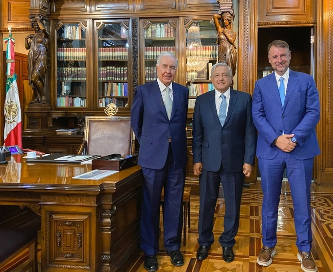 El presidente Andrés Manuel López Obrador se reunió con el presidente de Altan Redes, Bernardo Sepúlveda y Salvador Álvarez. Imagen tomada del Twitter @lopezobrador_