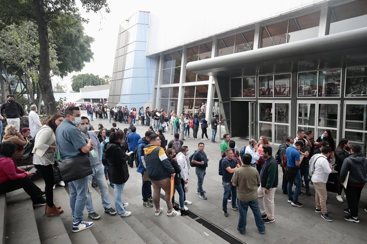 Filas en el Centro Cultural Ollin Yoliztli durante la in­cor­poración de personal del Insabi a IMSS-Bienestar, la semana pasada. Foto Luis Castillo