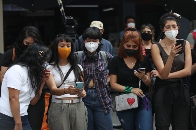Un grupo de mujeres camina por calles de la CDMX. Foto Yazmín Ortega Cortés / Archivo