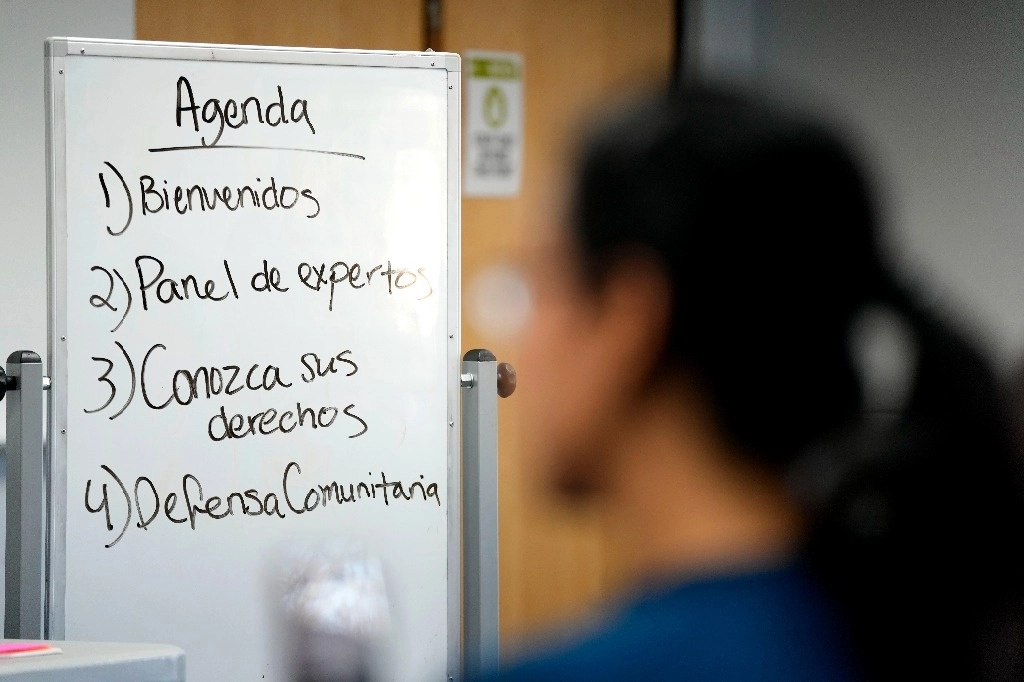 Una mujer escucha a un conferencista durante una reunión del Movimiento de Justicia para los Migrantes en Iowa, en imagen del sábado pasado. Foto Ap 