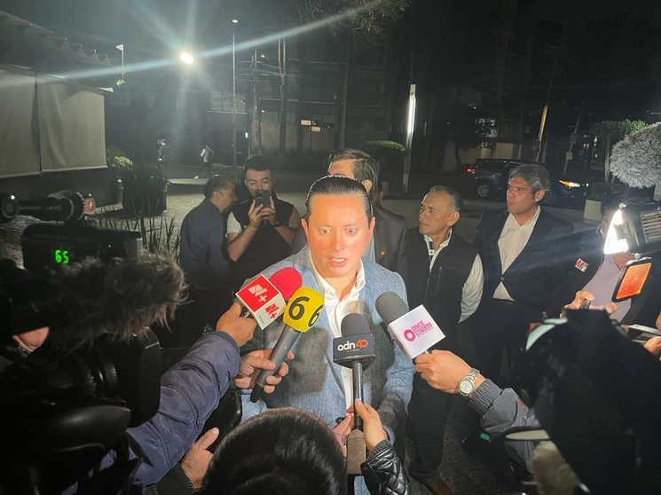 El diputado local en Yucatán, Rafael Echazarreta Torres realiza declaraciones a los medios sobre el proceso de conteo de votos para la elección del Coordinador de los Comités en defensa de la Cuarta Transformación que se realiza en el WTC, en la Ciudad de México, el 6 de septiembre de 2023. Foto José Antonio López