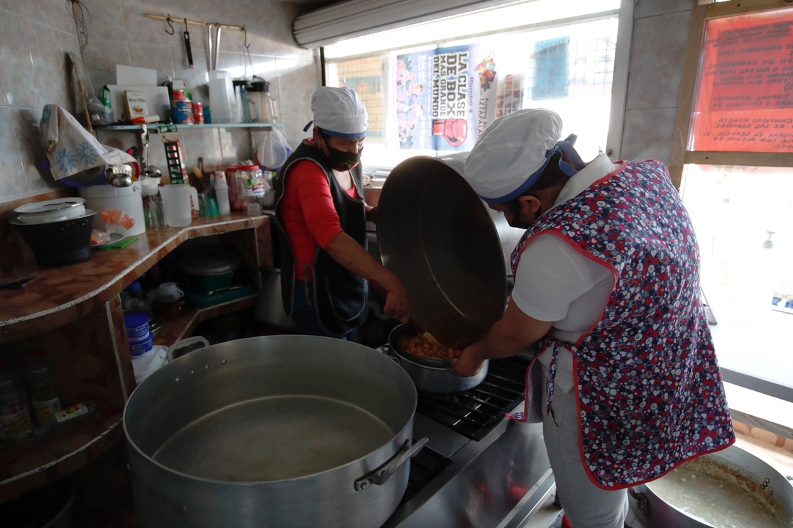 Comedor comunitario en avenida Las Torres 132, colonia Reforma Política, en la alcaldía Iztapalapa, Ciudad de México. Foto Cristina Rodríguez / Archivo