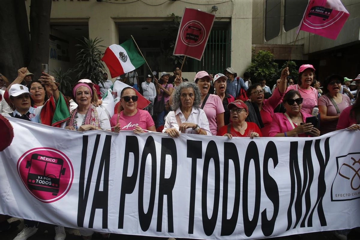 Asistentes a la marcha denominada 'La Resistencia' sobre Paseo de la Reforma; la movilización se realiza en apoyo a la alcaldesa de Cuauhtémoc, Alessandra Rojo de la Vega, en la Ciudad de México, el 31 de agosto de 2025. Foto 