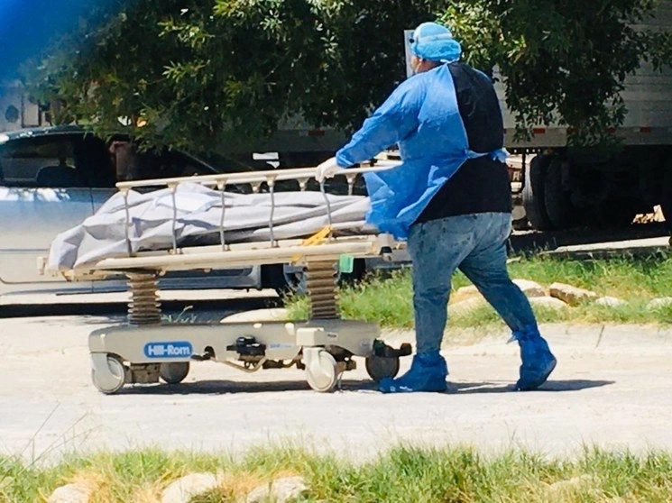 Un enfermero lleva a un paciente de Covid-19 en Matamoros, Tamaulipas. Foto Julia Le Duc