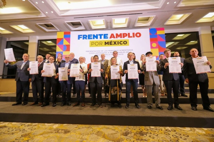 Integrantes del Comité Organizador del Frente Amplio por México ofrecen conferencia de prensa en un hotel de la Ciudad de México, el 10 de julio de 2023. Foto Pablo Ramos