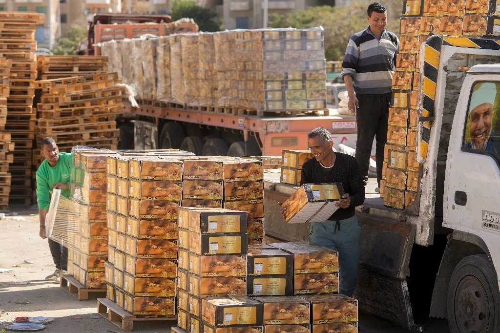 Trabajadores de una ONG egipcia acomodan cajas de ayuda humanitaria para los palestinos de la franja de Gaza, en el Nuevo Cairo, en Egipto, el 11 de febrero de 2024. Foto Ap 
