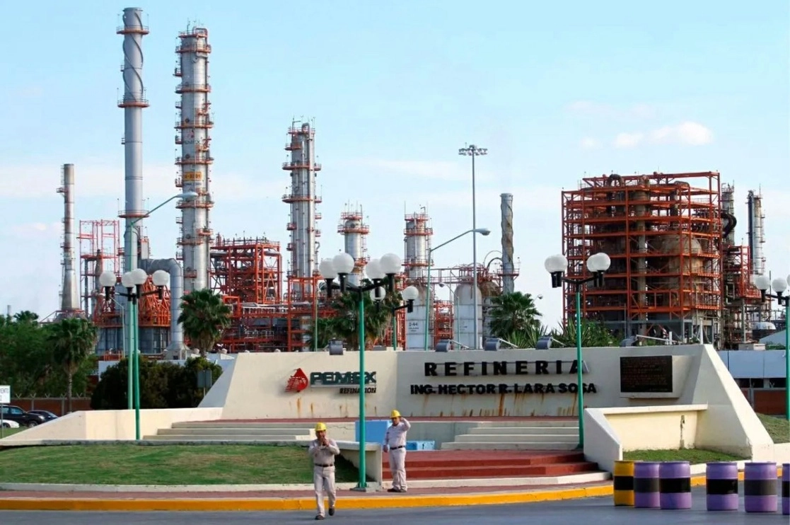 Fachada de la refinería Héctor Lara Sosa en Cadereyta, Nuevo León. Foto tomada de Twitter @rocionahle / Archivo