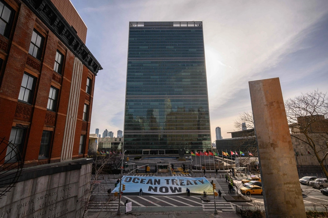 Activistas de Greenpeace muestran una pancarta ante la sede de las Naciones Unidas durante las negociaciones sobre un tratado para proteger la altamar. Foto Afp