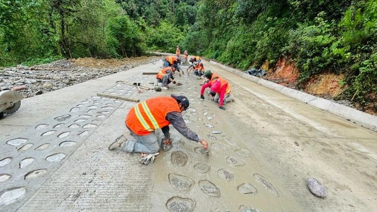 El camino tendrá 14 kilómetros que conectarán a cuatro comunidades. Foto La Jornada