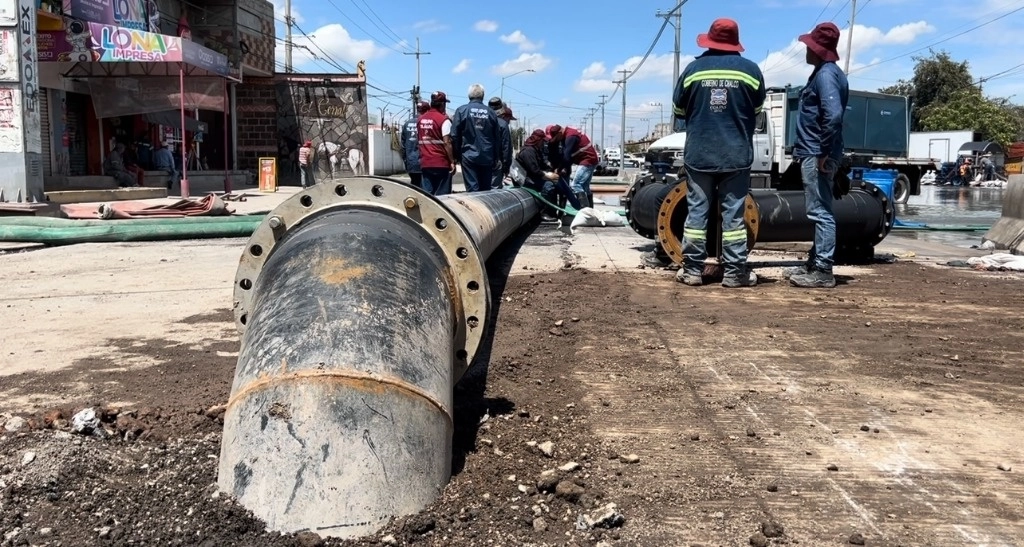 Del colector superficial, ya fue colocada toda la tubería y en algunos puntos se enterró para permitir el paso vehicular. Solo falta algunas conexiones de acero. Foto Diana Ramón