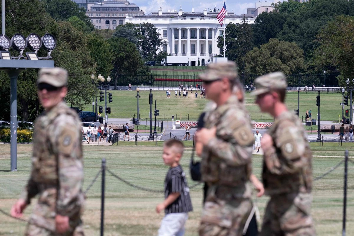 Miembros de la Guardia Nacional patrullan el National Mall, cerca de la Casa Blanca en Washington, D.C., el 26 de agosto de 2025. Foto 