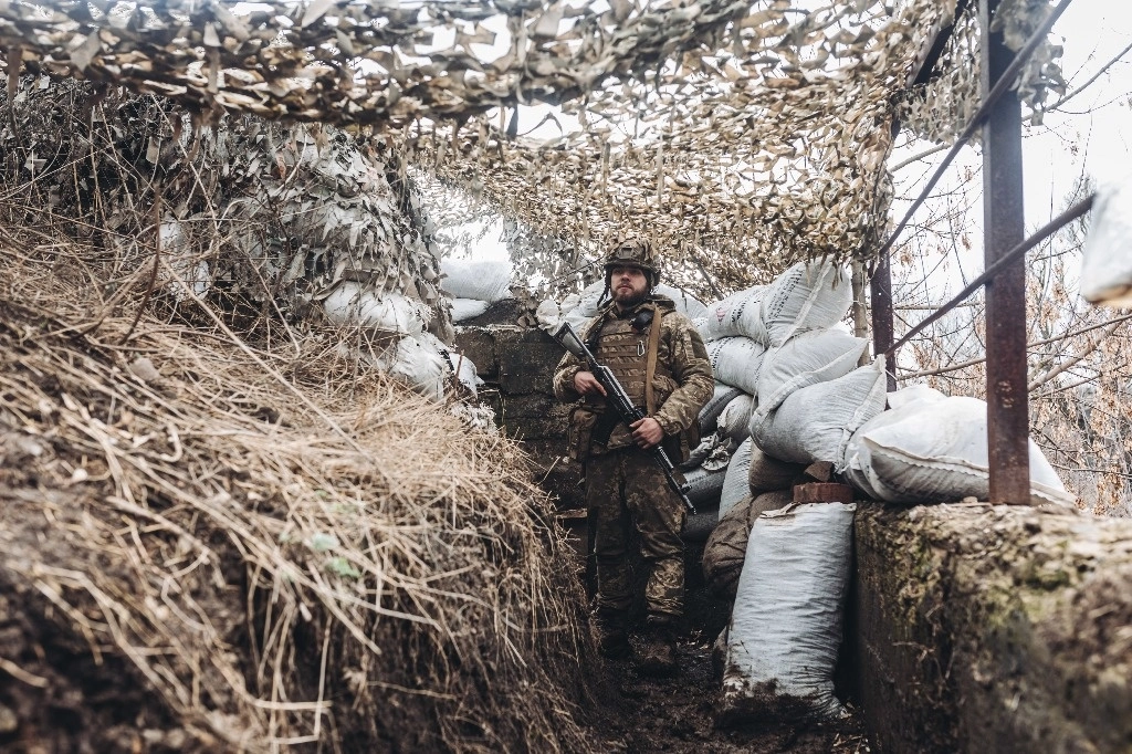 Un soldado del ejército ucraniano en su posición en el frente de Niu York, Oblast de Donetsk,Ucrania. Foto Europa Press/ Archivo