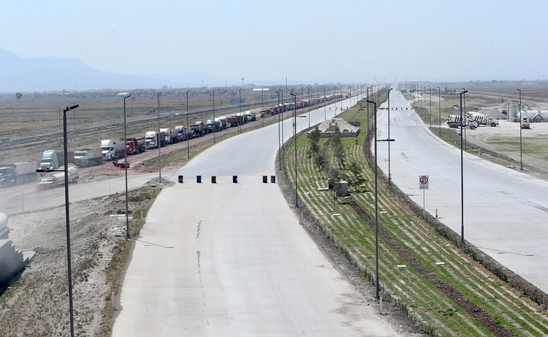 A menos de un mes para que se inaugure la terminal, los trabajos para concluir la construcción de diversas vías se realizan “a marchas forzadas”. En recorrido de este diario por la zona, se corroboró que los mayores avances están en la autopista México-Pachuca. Foto Luis Castillo