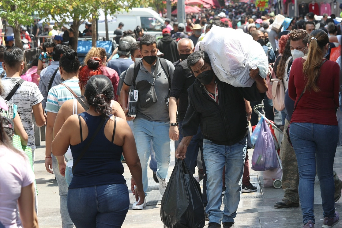 Capitalinos realizan compras en la calle Corregidora, en el Centro Histórico de la Ciudad de México, el pasado 26 de marzo. Foto María Luisa Severiano