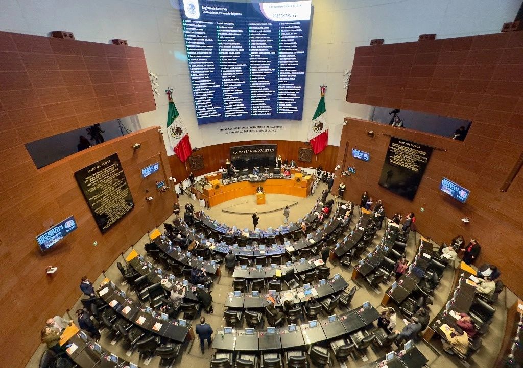 Para 2024, el Senado avaló un monto de endeudamiento externo neto hasta de 15 mil 500 millones de dólares. Foto Roberto García Ortiz / Archivo