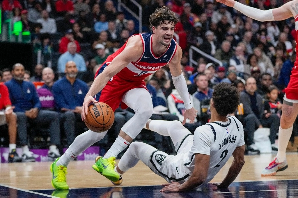 Con una actuación sobresaliente de Deni Avdija, quien registró 21 puntos y 13 rebotes, los Wizards de Washington vencieron 110-104 a los Nets de Brooklyn. Foto Ap