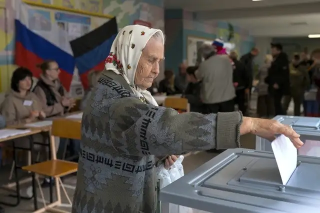 Una mujer vota en el referendo sobre la anexión a Rusia en la región ucrania de Donietsk. Foto Ap 