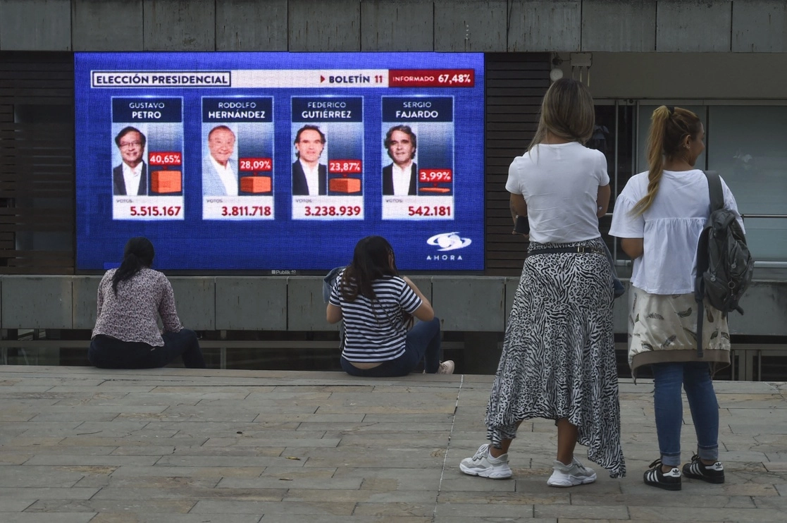 Hasta el momento Petro aventajaba con 40.4%, seguido de Hernández con 27.9% y Federico Gutiérrez con 23.9%. Foto Afp