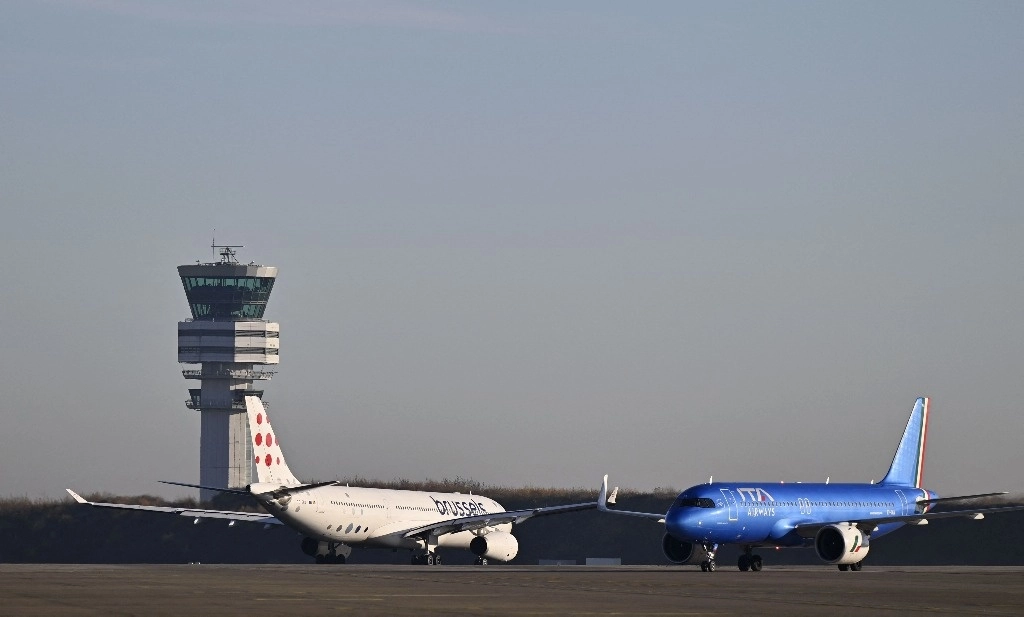 Un avión de Brussels Airlines e ITA Airways se ve en la pista del aeropuerto de Bruselas en Zaventem. Foto Afp