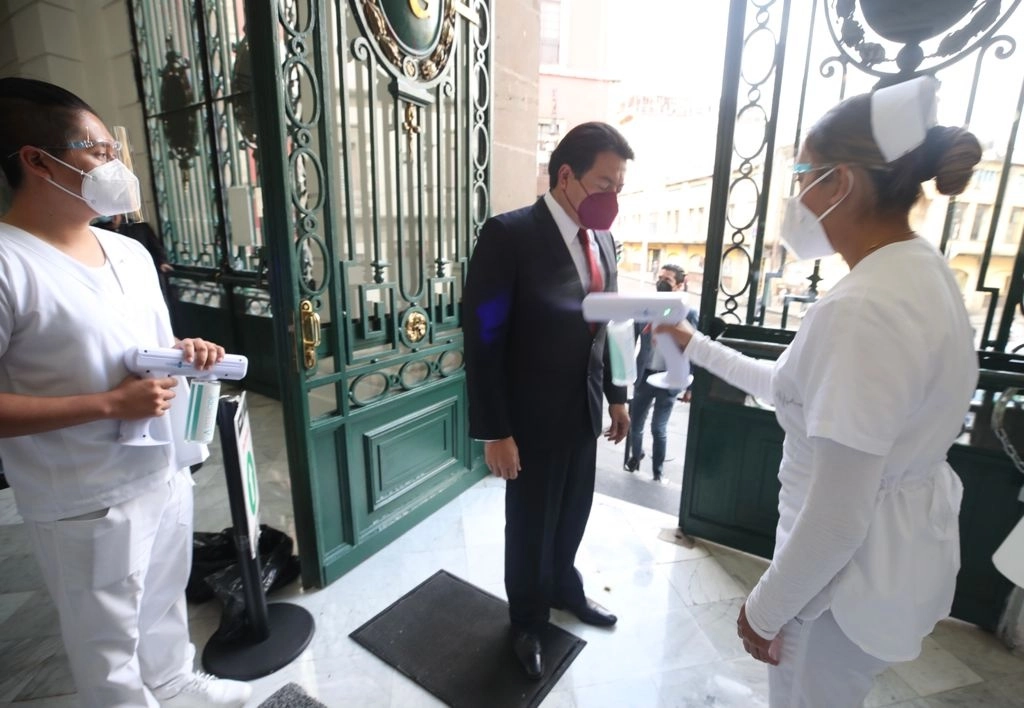 El presidente nacional de Morena, Mario Delgado, a la entrada del Congreso de la Ciudad de México, donde se realizará la ceremonia y toma de protesta de los diputados locales para la instalación de la segunda legislatura, el 1 de septiembre de 2021. Foto José Antonio López