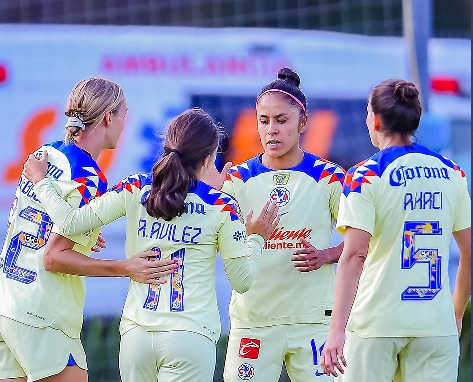 ntes, Andrea Pereira había concretado un penal y en el complemento también anotaron Alison González (75) y Montse Saldivar (78). Foto @AmericaFemenil