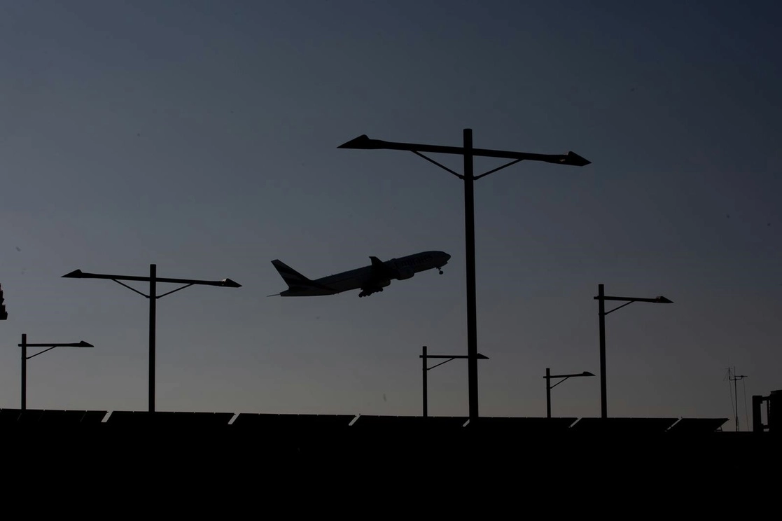 Avión despegando del Aeropuerto de Barcelona-El Prat. Foto Europa Press / Archivo