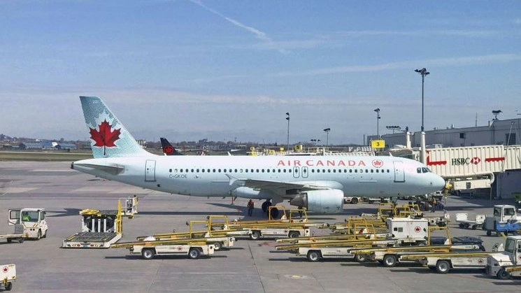Un avión de AirCanada se vio obligado a buscar aterrizar de emergencia en el aeropuerto de Madrid. Foto Afp / Archivo