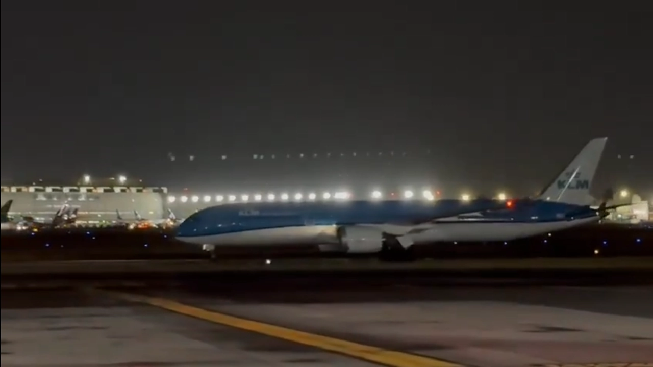 Vuelo KL685 de la aerolínea KLM tras su aterrizaje en AICM. Fotograma tomado de video compartido en 