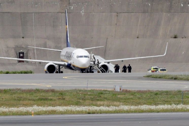 La aerolínea irlandesa de bajo costo Ryanair en la pista del aeropuerto de Oslo, donde el avión aterrizó de manera segura después de una amenaza de bomba. Foto Afp