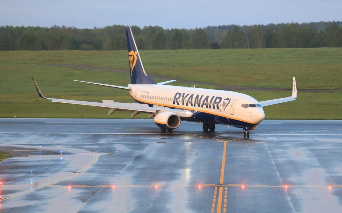 Avión de pasajeros de Ryanair  que fue desviado por las autoridades de Bielorrusia, en el aeropuerto de Vilnius. Foto Afp
