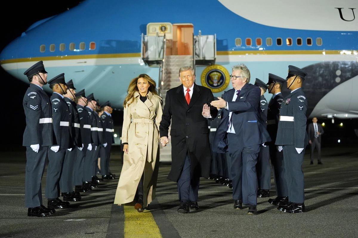 El presidente Donald Trump y la primera dama Melania Trump son recibidos por el vizconde Hood, Lord en espera (centro, derecha), a su llegada al aeropuerto de Stansted, cerca de Londres, el 16 de septiembre de 2025. Foto 