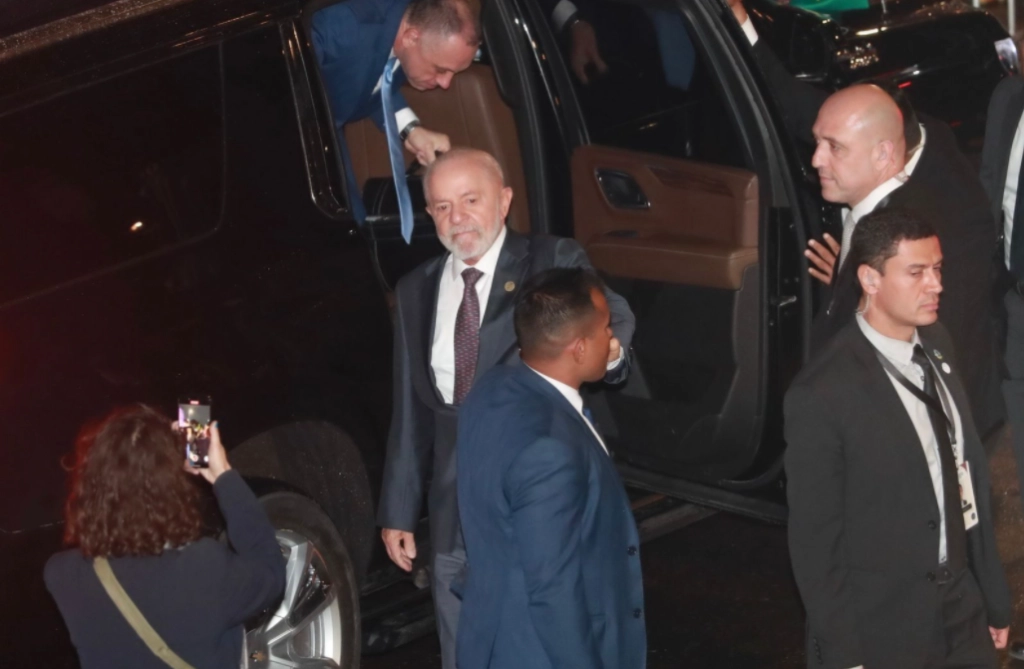 El presidente de Brasil, Luiz Inácio Lula da Silva (c) tras la cena ofrecida por Claudia Sheinbaum a  mandatarios que asistieron a su toma de protesta el pasado 30 de septiembre de 2024. Foto Luis Castillo 