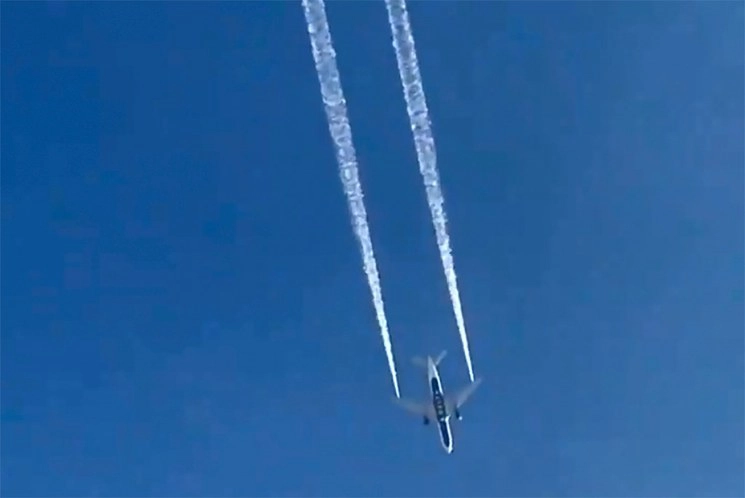 Imagen del avión tirando la gasolina. Foto Ap