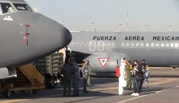 Imagen del Boeing 737-800 del Escuadrón Aéreo 502 de la Fuerza Aérea Mexicana que va rumbo a Ucrania para repatriar a mexicanos.