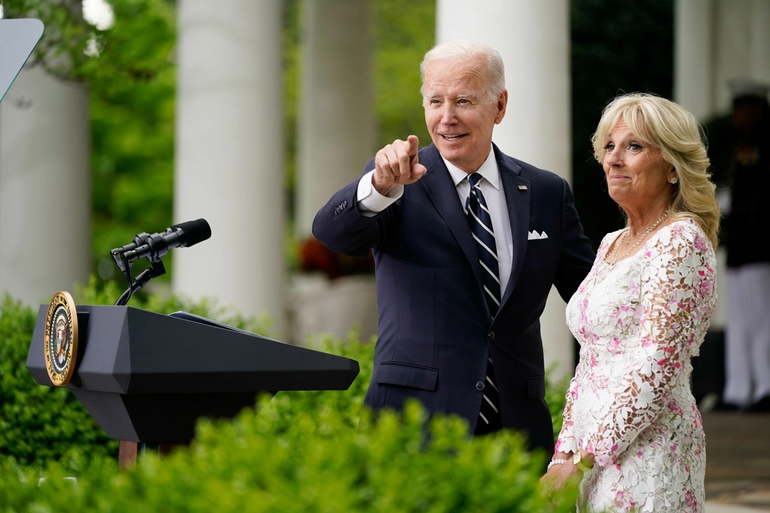 El presidente Joe Biden, y la primera dama, Jill Biden, descansaban en Rehoboth, Delaware, cuando la aeronave sobrevoló su casa de playa. Foto Ap / Archivo
  