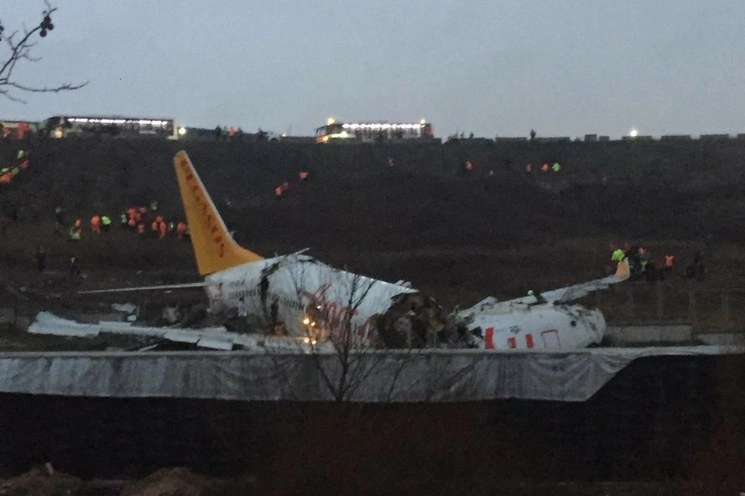 El Boeing 737 de Pegasus Airlines se partió en pedazos al aterrizar cerca de Estambul. Foto Afp 