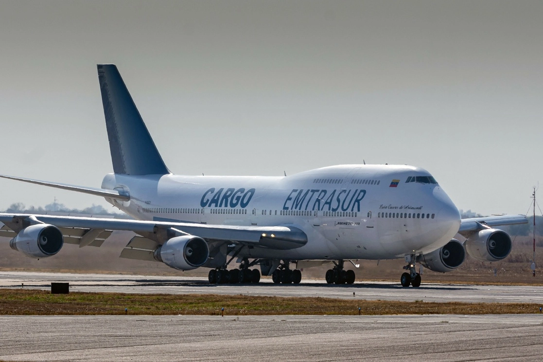 Vista del Boeing 747-300 registrado con el número YV3531 de la aerolínea de carga venezolana Emtrasur en el aeropuerto internacional de Córdoba, Argentina, antes de despegar hacia Buenos Aires. Foto Afp